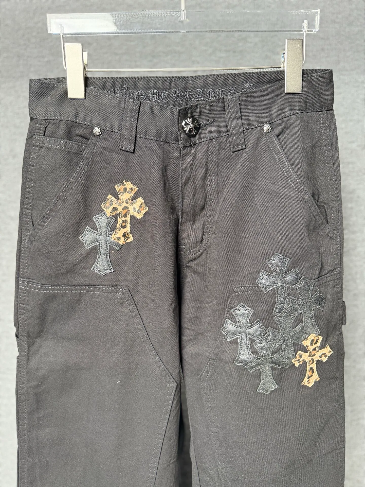 P270 💰 (Top version) Chrome hearts leopard print with black leather and multi-leather elements washed jeans. Really restores the ultimate vintage texture. Three-dimensional version. Loose and comfortable, not picky about the figure. Makes taller and slimmer. Factory precision. Original quality control. Same style for men and women. Can be matched with couples. Versatile recommendation. Must-have jeans for all seasons. Fashionistas have been disappointed. From the quality selection of fabrics, the tailoring of details, and the matching of patterns, they are all impeccable! The upper body is so handsome when worn...it can be easily worn by men, women and children! The craftsmanship is made of heavy-duty washed pure cotton denim fabric. After washing, it is soft and thick and looks very stylish when worn. Color: black Size: 28-30-32-34-36 (corresponding to S-M-L-XL-XXL)